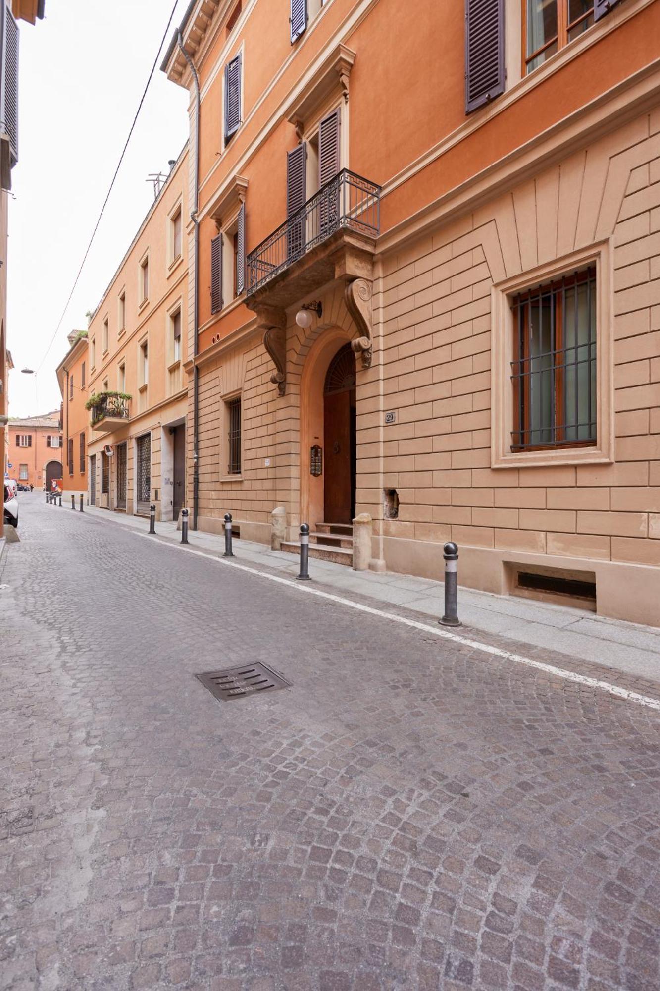 Central And Comfy Apartment Free Netflix And Disney Plus Bolonia Exterior foto